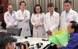 NSND Thanh Tuấn cúi đầu trước bác sĩ bệnh viện Chợ Rẫy: "Cảm ơn đã sinh ra tôi lần thứ hai" NSND Thanh Tuấn cúi đầu trước bác sĩ bệnh viện Chợ Rẫy: "Cảm ơn đã sinh ra tôi lần thứ hai"
