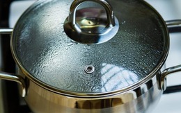 "Bí mật" ít người biết về chiếc lỗ nhỏ trên nắp nồi inox, nghe xong mới thấy IQ nhà sản xuất "ở cái tầm"! "Bí mật" ít người biết về chiếc lỗ nhỏ trên nắp nồi inox, nghe xong mới thấy IQ nhà sản xuất "ở cái tầm"!