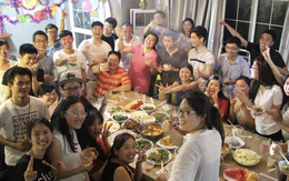 Đi họp lớp, người bạn giàu bị cười nhạo vì gói đồ ăn thừa: Ra đến cửa, thấy 1 hành động của anh ta mà tất cả xấu hổ không nói nên lời Đi họp lớp, người bạn giàu bị cười nhạo vì gói đồ ăn thừa: Ra đến cửa, thấy 1 hành động của anh ta mà tất cả xấu hổ không nói nên lời