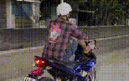 Xử phạt nam thanh niên vừa xem điện thoại vừa lái xe máy bằng chân