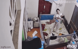 Phóng to clip trong phòng ngủ, cảnh tượng người mẹ ôm con rồi đổ gục xuống giường khiến nhiều người xót xa