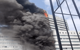 Hà Nội: Lửa cháy cuồn cuộn ở tòa nhà số 1 Thái Hà