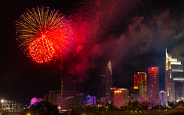 Hàng nghìn người đổ về trung tâm TP.HCM thưởng thức màn trình diễn pháo hoa rực rỡ chào mừng đại lễ 30/4: "Thật tự hào"