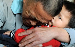 Bé trai 8 tháng tuổi bị bắt cóc: Ông nội sống trong uất hận rồi qua đời và sự thật đau lòng bị che giấu Bé trai 8 tháng tuổi bị bắt cóc: Ông nội sống trong uất hận rồi qua đời và sự thật đau lòng bị che giấu