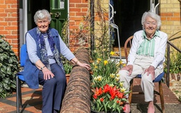 Hai cụ bà 101 tuổi sinh nhật cùng ngày, 45 năm là hàng xóm sát vách