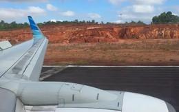 Lốp máy bay bất ngờ văng ra lúc hạ cánh, hành khách thót tim
