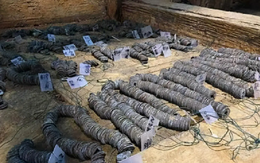Khai thác đá trên núi, công nhân nổ mìn trúng "hang động" lạ: Kho báu 2,25 triệu vật thể "xâu thành chuỗi" màu xanh lục được đào lên