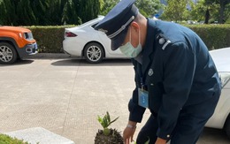 Bác bảo vệ "gây sốt" toàn cõi mạng vì 1 hành động tử tế, dân tình rần rần: Xứng đáng tăng lương! Bác bảo vệ "gây sốt" toàn cõi mạng vì 1 hành động tử tế, dân tình rần rần: Xứng đáng tăng lương!