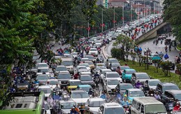 Mưa tầm tã, người Hà Nội chật vật nhiều giờ mới đến được công sở