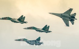 Tiêm kích Su-30MK2 nhào lộn trên bầu trời TPHCM
