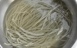 Ngâm miến nước lạnh hay nước nóng tốt hơn? Thêm 1 thứ vào nước rồi ngâm, chỉ 10 phút miến nở mềm, ngon hết chê Ngâm miến nước lạnh hay nước nóng tốt hơn? Thêm 1 thứ vào nước rồi ngâm, chỉ 10 phút miến nở mềm, ngon hết chê
