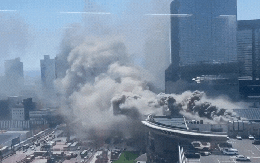 Cháy lớn tại trung tâm thương tại ở Gangnam (Seoul), hàng nghìn người dân hoảng loạn tháo chạy khỏi tòa nhà