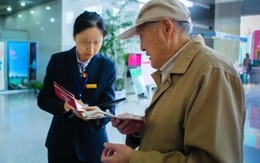 Ông cụ 90 tuổi được thừa kế sổ tiết kiệm hơn 1 tỷ đồng, đến rút tiền thì bị ngân hàng từ chối: “Chúng tôi không thể đáp ứng yêu cầu của bác” Ông cụ 90 tuổi được thừa kế sổ tiết kiệm hơn 1 tỷ đồng, đến rút tiền thì bị ngân hàng từ chối: “Chúng tôi không thể đáp ứng yêu cầu của bác”