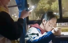 Người phụ nữ bất ngờ có hành động bất ngờ với nhóm học sinh trên xe buýt, cả xe vỗ tay ủng hộ