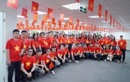 Hàng ngàn VPBanker cùng hòa nhịp quốc ca, phủ đỏ văn phòng bằng áo cờ tổ quốc