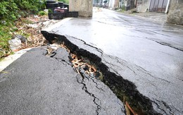 Đường sụt trượt, nhà nứt toác, nhiều hộ dân ở TP Lào Cai phải di dời khẩn cấp