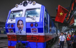 Xúc động hình ảnh đoàn khuyến mãi 789bet Thống Nhất đặc biệt nhất 50 năm rời ga Hà Nội
