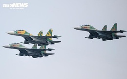 Sức mạnh tiêm kích đa năng Su-30MK2 trình diễn tại lễ diễu binh 30/4