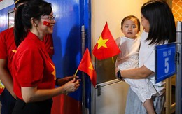 Ga Hà Nội rực sắc đỏ, đoàn tàu Thống Nhất khởi hành trong niềm tự hào dân tộc