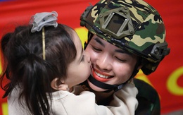 Ngắm "bóng hồng" lên tàu vào Nam tham gia lễ diễu binh dịp 30-4 Ngắm "bóng hồng" lên tàu vào Nam tham gia lễ diễu binh dịp 30-4