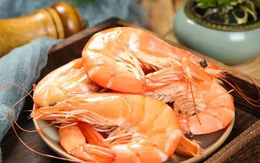 Khi luộc tôm, có 1 điều "cấm kị" khiến tôm khô cứng, mất vị tươi ngon nhưng nhiều người mắc phải