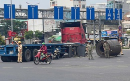 TP HCM: Tài xế xe đầu kéo để cuộn thép hàng chục tấn rơi xuống đường TP HCM: Tài xế xe đầu kéo để cuộn thép hàng chục tấn rơi xuống đường