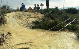 Hiện tượng lạ ở Phú Yên: Nứt đất, bùn trào lên