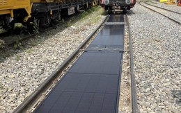 Cận cảnh nhà máy điện mặt trời đầu tiên xây ngay trên đường ray xe lửa Cận cảnh nhà máy điện mặt trời đầu tiên xây ngay trên đường ray xe lửa