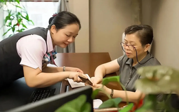 Biết là lừa đảo nhưng vẫn cho doanh nhân U70 chuyển đi 5 tỷ đồng, nữ nhân viên ngân hàng trúng lớn và được tuyên dương Biết là lừa đảo nhưng vẫn cho doanh nhân U70 chuyển đi 5 tỷ đồng, nữ nhân viên ngân hàng trúng lớn và được tuyên dương