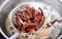 Đi mua tiết lợn, người thông minh chỉ cần nhìn vào 3 điểm này là phân biệt được luôn tiết lợn thật hay giả Đi mua tiết lợn, người thông minh chỉ cần nhìn vào 3 điểm này là phân biệt được luôn tiết lợn thật hay giả
