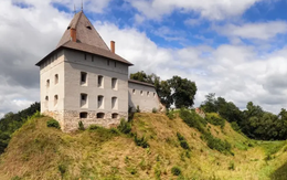 Bí ẩn căn phòng bị bịt kín 300 năm dưới lâu đài Ukraine