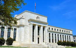 Quan chức Fed đồng loạt gióng hồi chuông cảnh báo một biến số ảnh hưởng đến nền kinh tế Mỹ, khiến NHTW không thể vội hành động