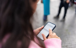 Người dùng smartphone có nên sử dụng miếng dán màn link 789bet chống nhìn trộm?
