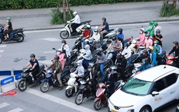 Hình ảnh lạ thường được ghi nhận tại Hà Nội vào buổi sáng sớm đầu tuần