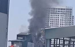 Hà Nội: Cháy nhà cao tầng trong ngõ Triều Khúc, nhiều người bỏ chạy ra ngoài