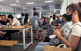 Xếp hàng từ sáng đến chiều mới được giải quyết hồ sơ, đất nền phía Nam chưa hạ nhiệt Xếp hàng từ sáng đến chiều mới được giải quyết hồ sơ, đất nền phía Nam chưa hạ nhiệt