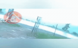Khoảnh khắc 789bet wiki chạm trực diện với ô tô con, quay vòng rồi lật nghiêng: Nhiều người bị thương