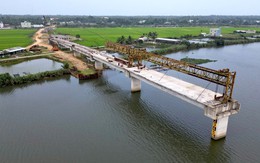 Hơn 4 năm thi công, 8 lần gia hạn, dự án cầu và đường dẫn 220 tỷ vẫn chơi vơi giữa sông Hơn 4 năm thi công, 8 lần gia hạn, dự án cầu và đường dẫn 220 tỷ vẫn chơi vơi giữa sông