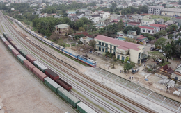Sáp nhập Quảng Bình, Quảng Trị: Cán bộ đi làm bằng tàu hỏa hằng ngày Sáp nhập Quảng Bình, Quảng Trị: Cán bộ đi làm bằng tàu hỏa hằng ngày