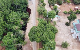 Nín thở qua đoạn đường bị sạt lở như vực thẳm