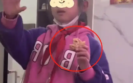 Bức ảnh ăn bánh Hamburger của 1 đứa trẻ khiến cõi mạng "dậy sóng": Vì điều gì mà người mẹ bị chỉ trích thiếu trách nhiệm? Bức ảnh ăn bánh Hamburger của 1 đứa trẻ khiến cõi mạng "dậy sóng": Vì điều gì mà người mẹ bị chỉ trích thiếu trách nhiệm?