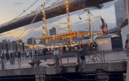 Tàu chở 277 người đâm thẳng vào cầu Brooklyn ở Mỹ, hàng chục người thương vong