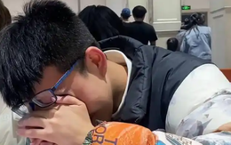 Tuổi 50, tôi bật khóc nhận ra vì sao con mình tốt nghiệp ngành hot Công nghệ thông tin mà lại phải nằm nhà "ăn bám" cha mẹ