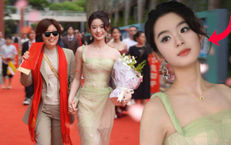 Chỉ vì 1 đôi hoa tai, mỹ nhân 17 tuổi bị lộ gia thế khủng, hóa ra là “công chúa hào môn” trong truyền thuyết