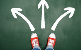 Cởi bỏ tấm áo thạc sỹ trường top, làm nhân viên phát cơm ở căng tin: ‘Tôi thấy vui, nhẹ nhõm đầu óc!’