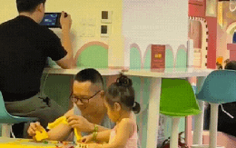 Hai khung cảnh trái ngược tại khu vui chơi trong TTTM ngày lễ: Ranh giới giữa bận rộn và vô tâm mong manh lắm! Hai khung cảnh trái ngược tại khu vui chơi trong TTTM ngày lễ: Ranh giới giữa bận rộn và vô tâm mong manh lắm!