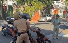 Clip ghi lại cảnh kinh hãi, người đàn ông chạy xe máy cầm rựa “múa” loạn xạ trên đường