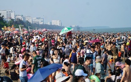 Choáng với cảnh du khách chen nhau tắm biển Sầm Sơn