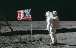 Neil Armstrong là người đầu tiên đặt chân lên Mặt Trăng, vậy ai là người chụp lại bức hình này?