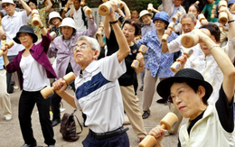 Chuyện lạ ở nền kinh tế lớn thứ 4 thế giới: 5 triệu cụ già trên 70 tuổi vẫn đi làm kiếm sống, 60 tuổi được coi là 'trẻ'